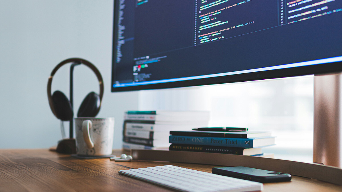 Een beeldscherm waarop geprogrammeerd wordt op een macOS device